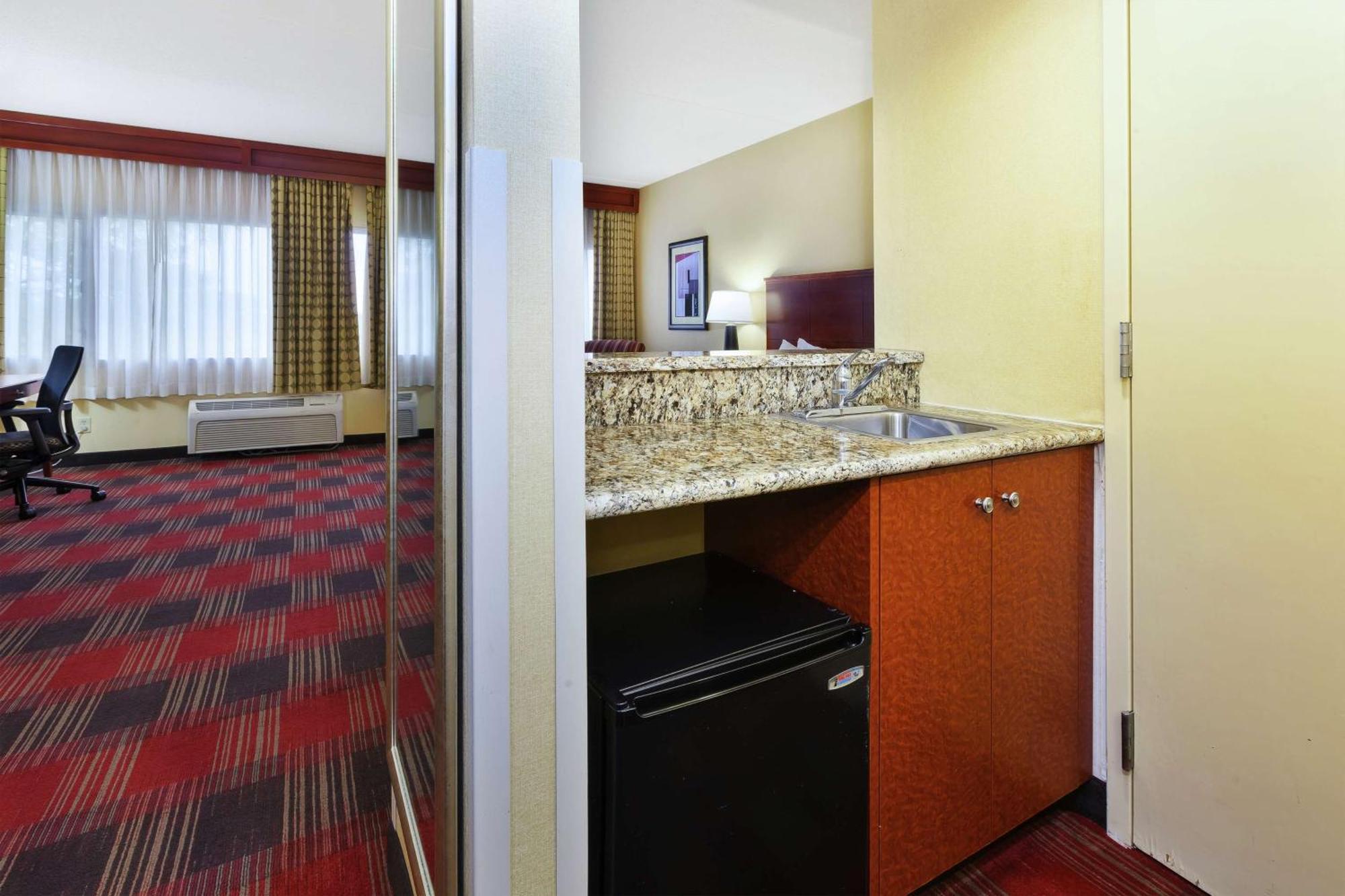 Doubletree By Hilton Holland Hotell Exteriör bild